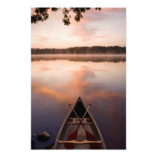 Ein Kanu ruht am Ufer des Pawtuckaway Lake Fotodruck