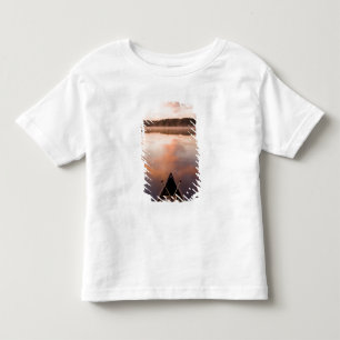 Ein Kanu ruht am Ufer des Pawtuckaway Lake Kleinkind T-shirt