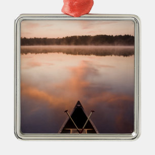 Ein Kanu ruht am Ufer des Pawtuckaway Lake Silbernes Ornament