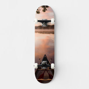 Ein Kanu ruht am Ufer des Pawtuckaway Lake Skateboard