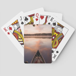 Ein Kanu ruht am Ufer des Pawtuckaway Lake Spielkarten