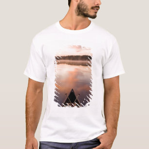 Ein Kanu ruht am Ufer des Pawtuckaway Lake T-Shirt