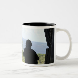 Ein Kasten humanitäre Waren Zweifarbige Tasse
