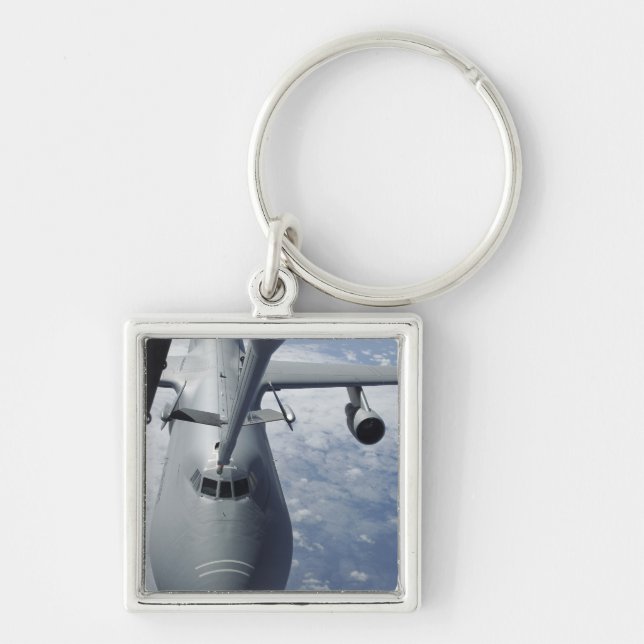 Ein KC-10-Extender bereitet sich darauf vor, eine  Schlüsselanhänger (Vorne)