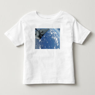 Ein KC-135 Stratotanker tankt einen Geist B-2 Kleinkind T-shirt