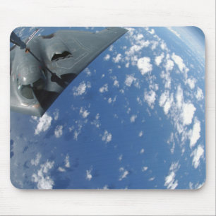 Ein KC-135 Stratotanker tankt einen Geist B-2 Mousepad