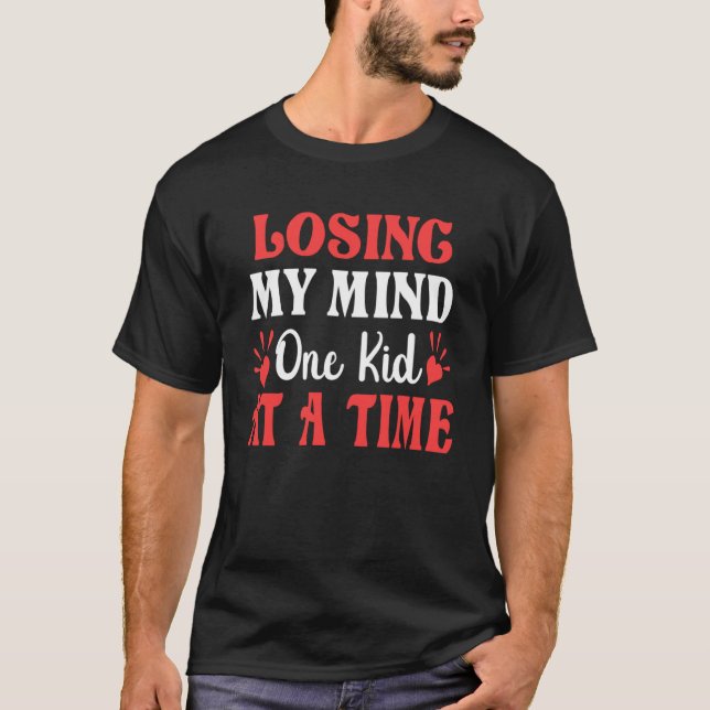 Ein Kind in einer Mama Vater Mutter Fa. T-Shirt (Vorderseite)