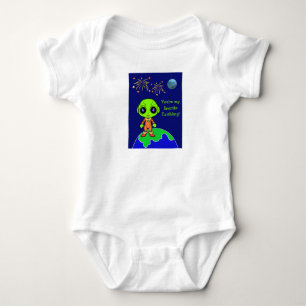 Ein Kinderstück mit Alien und Feuerwerk von Jo Baby Strampler