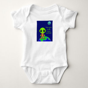 Ein Kinderstück mit Alien und Mond von Jo Images Baby Strampler