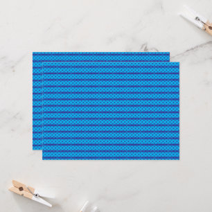 Ein klarer, blauer Himmel erstreckt sich über eine Einladung