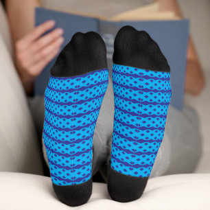 Ein klarer, blauer Himmel erstreckt sich über eine Socken