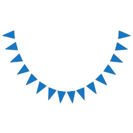 Ein klarer, blauer Himmel erstreckt sich über eine Wimpelkette