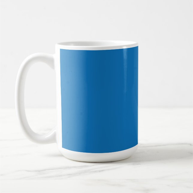 Ein klarer, blauer Himmel ohne Wolken füllt das ga Kaffeetasse (Links)