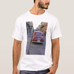 Ein klassisches altes Peugeot-Auto auf einer Stra T-Shirt