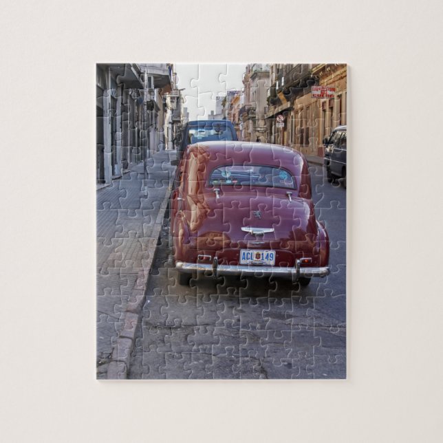 Ein klassisches altes Peugeot-Auto auf einer Straß (Vertikal)
