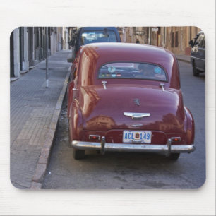 Ein klassisches altes Peugeot-Auto auf einer Straß Mousepad