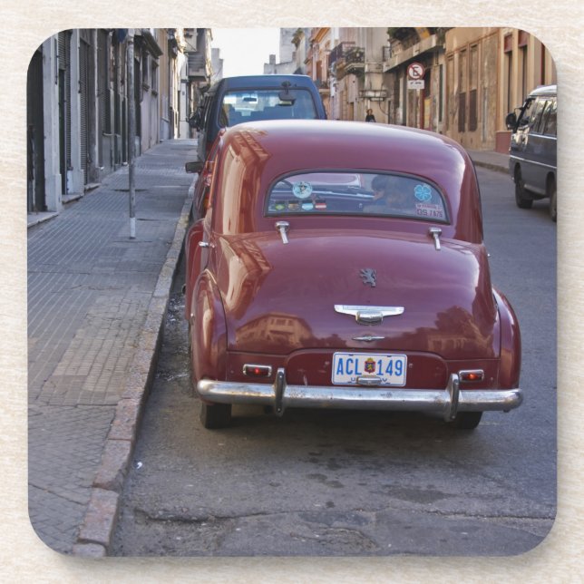 Ein klassisches altes Peugeot-Auto auf einer Straß Untersetzer (Vorderseite)