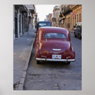 Ein klassisches altes rotes Peugeot-Auto, das auf Poster