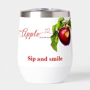Ein kleiner Apfel ist auf dem Weg Herbst-Baby-Pa
