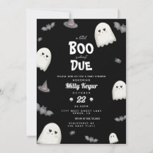 Ein kleiner Boo ist fast gerade wegen Halloween-Ki