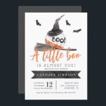 Ein kleiner Boo ist fast gerade wegen Halloween-Ki Einladung<br><div class="desc">Eine Aquarell-Hexe und ein süß-weißer Kürbis machen Sie zur Liebe dieser halbwüchsigen Babydusche. "A Little Boo is Almost Due" wird in skurriler Schrift beschrieben. Fügen Sie unten Ihre uAwg-Informationen hinzu. Die Rückseite der Karte ist orange,  um auf die Vorderseite zu passen.</div>