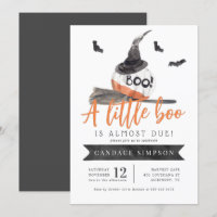 Ein kleiner Boo ist fast gerade wegen Halloween-Ki