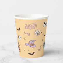Ein kleiner Boo ist fast gerade wegen Halloween-Ki