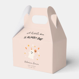 Ein kleiner Boo ist fast passend für eine Babydusc Geschenkschachtel