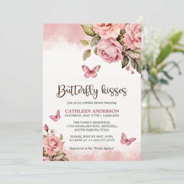 Ein kleiner Butterfly Kisses Floral Brautparty Einladung (Stehend Vorderseite)