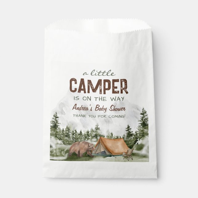 Ein kleiner Camper befindet sich auf dem Weg Baby  Geschenktütchen (Vorderseite)