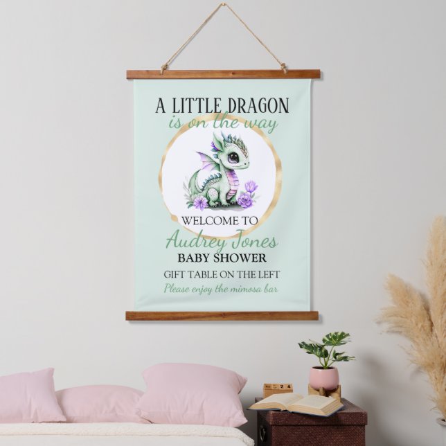 Ein kleiner Drache ist unterwegs Wandteppich Mit Holzrahmen (Schlafzimmer)