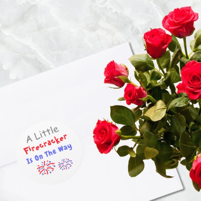 Ein kleiner Firecracker ist unterwegs Runder Aufkleber (Von Creator hochgeladen)