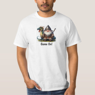 Ein kleiner Gnome-Krieger mit seinem Drachen T-Shirt