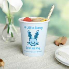 Ein kleiner Hase ist unterwegs Pappbecher