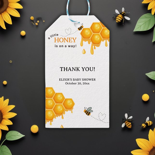 Ein kleiner Honig ist auf dem Weg Honeycomb Babydu Geschenkanhänger (Von Creator hochgeladen)