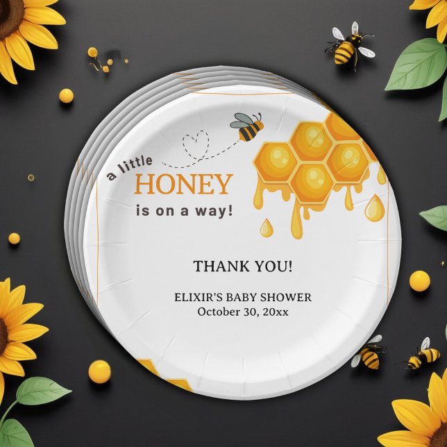 Ein kleiner Honig ist auf dem Weg Honeycomb Babydu Pappteller (Von Creator hochgeladen)