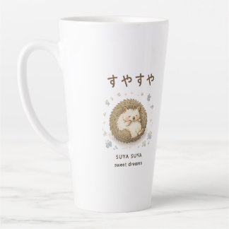 Ein kleiner Igel genießt ein friedliches Nickerche Milchtasse