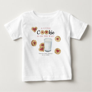 Ein kleiner Keks ist auf dem Weg Baby Shower T-shirt