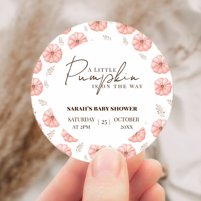 Ein kleiner Kürbis ist auf dem Weg zur Babydusche Runder Aufkleber (A Little Pumpkin Is On The Way Baby Shower Classic Round Sticker)