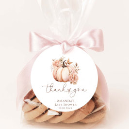 Ein kleiner Kürbis ist auf dem Weg zur Herbstdusch Geschenkanhänger