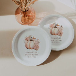 Ein kleiner Kürbis ist auf dem Weg zur Herbstdusch Pappteller