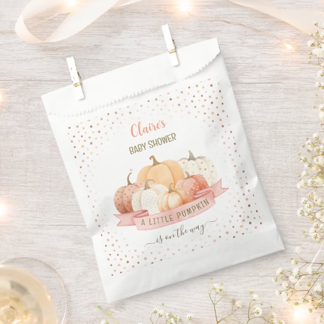 Ein kleiner Kürbis ist auf dem Weg zur Mädchendusc Geschenktütchen (Ausgeschnitten)