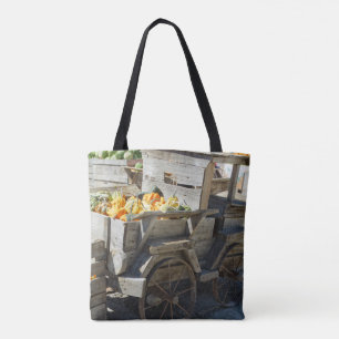 Ein kleiner LKW aus Kürbis und Kürbisgewächse auf  Tasche