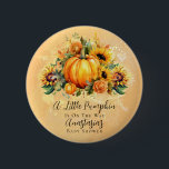 Ein kleiner Pumpkin | Sonnenblumen Herbstdusche Button<br><div class="desc">Der perfekte Herbstkürbis inmitten eines Sonnenblumenbettes mit Aprikosenakzenten,  "Ein kleiner Kürbis ist unterwegs" Baby Duschdesign. Die Aquarellbilder sind rustikal,  weiß und apricot.</div>