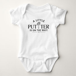 Ein kleiner Putter ist auf dem Weg der Schwangersc Baby Strampler