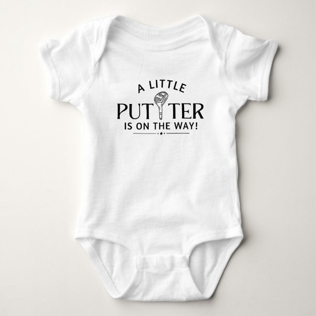 Ein kleiner Putter ist auf dem Weg der Schwangersc Baby Strampler (Vorderseite)