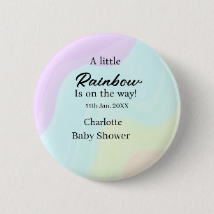 Ein kleiner Regenbogen ist auf dem Weg Baby Shower Button
