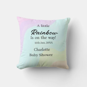 Ein kleiner Regenbogen ist auf dem Weg Baby Shower Kissen