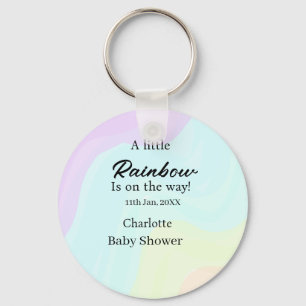 Ein kleiner Regenbogen ist auf dem Weg Baby Shower Schlüsselanhänger