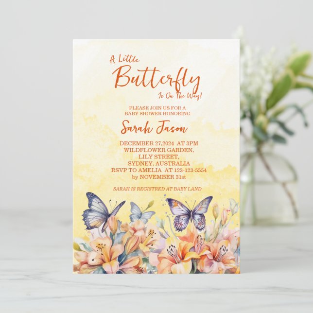 Ein kleiner Schmetterling floral whimsical Baby Du Einladung (Stehend Vorderseite)